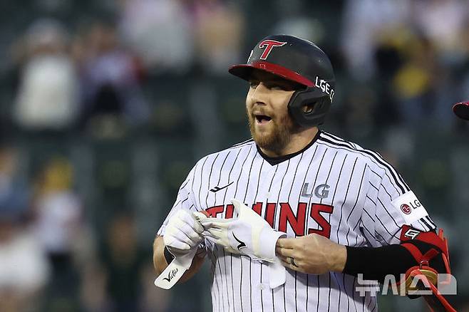 [서울=뉴시스] 조수정 기자 = 14일 서울 송파구 잠실야구장에서 열린 2025 KBO리그 LG 트윈스와 키움 히어로즈 경기, LG 오스틴이 3회말 1사3루 땅볼로 출루, 수비실책으로 2루까지 진루해 포효하고 있다. 2025.05.14. chocrystal@newsis.com