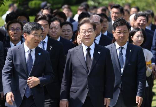 더불어민주당 이재명 대선후보가 오늘(14일) 부산시 남구 유엔기념공원 찾아 참배를 위해 이동하는 모습. [사진 제공] 연합뉴스