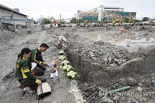 방콕 빌딩 붕괴 현장에서 희생자 추모하는 구조대원 [EPA 연합뉴스 자료사진]