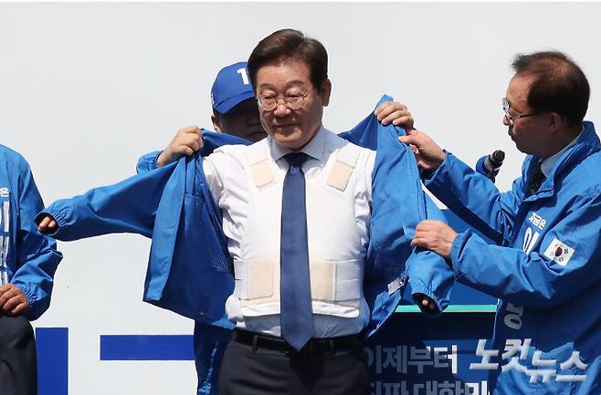 더불어민주당 이재명 대선 후보가 6·3 대통령선거 공식 선거운동 첫날인 12일 오전 '빛의 혁명'을 상징하는 공간인 서울 광화문 청계광장에서 첫 유세를 시작하며 선거 운동복을 입고 있다. 류영주 기자