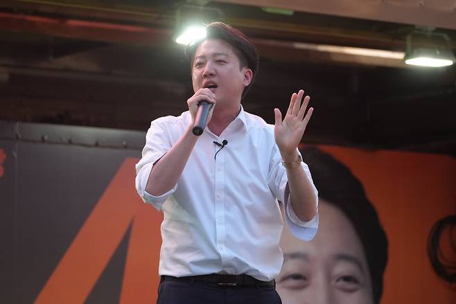 개혁신당 이준석 대선 후보가 14일 저녁 부산 서면 '젊음의 거리' 사거리에서 집중유세를 벌이고 있다. 개혁신당 제공