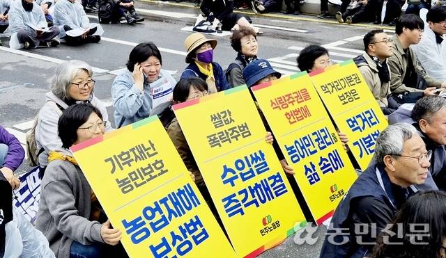 농어업농어촌먹거리대전환연대회의가 10일 서울 광화문 일대에서 개최한 ‘농업대개혁 실현 5.10 범시민대회’에서 농민들이 농정 요구사항 담긴 피켓을 들고 있다.