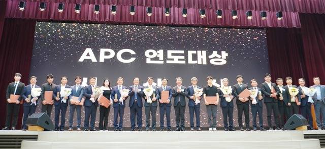 ‘2024 농협 APC 연도대상’을 수상한 산지농협 조합장과 각 우수 직원들이 김성범 농협 APC협의회장(왼쪽 아홉번째), 박서홍 농협경제지주 농업경제대표(왼쪽 열두번째)와 기념촬영을 하고 있다.