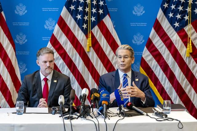 12일(현지시각) 스위스 제네바에서 열린 미·중 고위급 무역 회담 직후 스콧 베선트 미국 재무부 장관(오른쪽)과 제이미슨 그리어 미국무역대표부(USTR) 대표가 협상 결과를 발표하고 있다. EPA연합뉴스