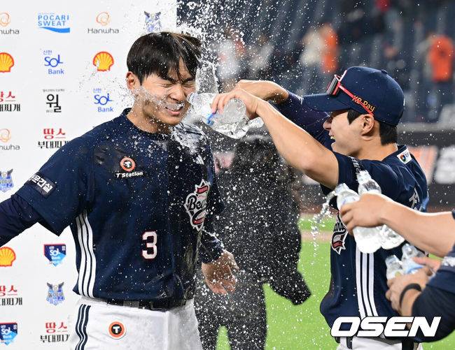 [OSEN=대전, 김성락 기자] 프로야구 한화 이글스의 연승 행진이 ’12’에서 끝났다. KBO리그 최초 홈·원정 15경기 연속 매진으로 흥갱 기록을 세운 날 12연승이 끝났다. 9회말 2사 후 상대의 파울플라이 포구 실책 이후 최인호의 극적인 동점 투런 홈런이 터졌지만 연장 11회초 결승점을 낸 두산 베어스가 가까스로 이겼다.&nbsp;두산은 13일 대전 한화생명볼파크에서 열린 2025 신한 SOL Bank KBO리그 한화와의 원정경기를 연장 11회 접전 끝에 4-3으로 승리했다. 경기 종료 후 연장 결승타를 친 두산 임종성이 축하 물세례를 받고 있다. 2025.05.13 / ksl0919@osen.co.kr