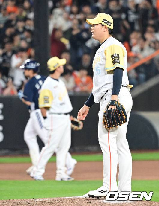 [OSEN=대전, 김성락 기자] 13일 대전 한화생명볼파크에서 ‘2025 신한 SOL Bank KBO리그’ 한화 이글스와 두산 베어스의 경기가 열렸다.이날 한화는 류현진, 두산은 최원준을 선발로 내세웠다.8회초 2사 1루 한화 한승혁이 두산 김재환에게 역전 2점 홈런을 허용, 아쉬워하고있다. 2025.05.13 / ksl0919@osen.co.kr