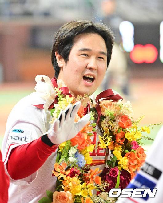 [OSEN=인천, 민경훈 기자] 15일 오후 인천 SSG랜더스필드에서 ‘2025 신한 SOL Bank KBO리그’ SSG 랜더스와 NC 다이노스의 경기가 열렸다.SSG는 문승원을, NC는 라일리를 선발로 내세웠다.6회말 2사 주자 1루 SSG 최정이 좌월 동점 투런 홈런을 때리며 KBO리그 최초 500홈런에 성공하고 있다. 2025.05.13 / rumi@osen.co.kr