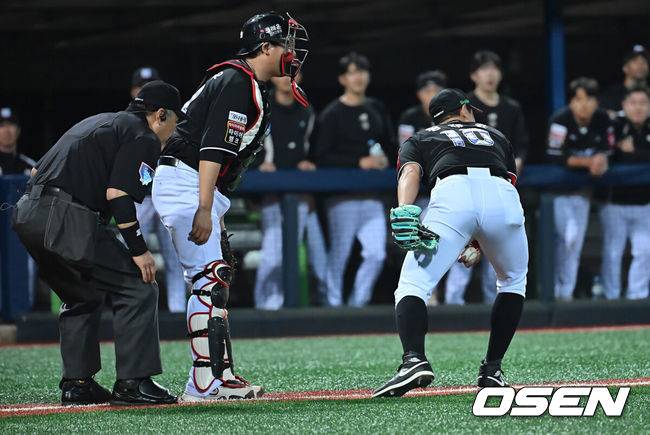 [OSEN=포항, 이석우 기자] 13일 포항야구장에서 2025 신한 SOL 뱅크 KBO 리그 삼성 라이온즈와 키움 히어로즈의 경기가 열렸다. 홈팀 삼성은 이승현이 선발로 출전하고, 방문팀 KT는 헤이수스가 선발로 출전했다.KT 위즈 황재균과 장성우가 8회말 무사 1루 삼성 라이온즈 김태근의 3루수 앞 번트가 파울 라인을 넘지 않자 3루로 향하는 류지혁을 보고 있다. 2025.05.13 / foto0307@osen.co.kr