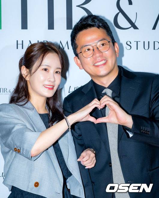 [OSEN=민경훈 기자] 김준호-김지민 커플이 22일 오후 서울 강남구 청담동의 한 카페에서 진행된 헤어 브랜드 오프닝 파티 포토콜 행사에 참여했다.김지민와 김지민은 7월 결혼을 앞두고 있다.김준호 김지민 커플이 입장하며 포즈를 취하고 있다. 2025.04.22 / rumi@osen.co.kr