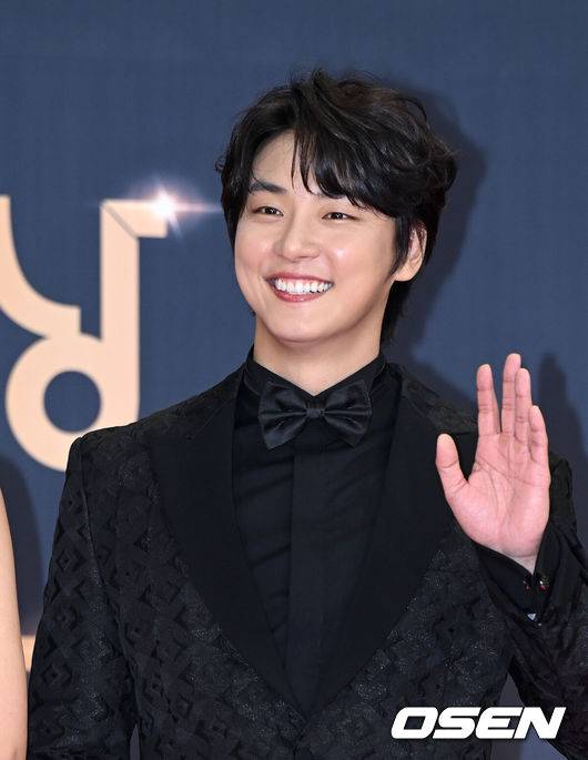 [OSEN=이대선 기자] 31일 오후 서울 여의도 KBS 신관공개홀에서 2022 KBS 연기대상 레드카펫 행사가 진행됐다.배우 윤시윤이 레드카펫을 밟고 있다. 2022.12.31 /sunday@osen.co.kr