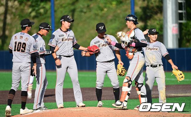 [OSEN=함평, 최규한 기자] 14일 오후 전남 함평기아챌린저스필드에서 열린 ‘2022 KBO 퓨처스리그’ KIA 타이거즈와 한화 이글스의 경기, 연장 승부치기 끝에 한화가 9-8로 승리하며 파죽의 14연승을 달렸다.경기를 마치고 승리한 한화 선수들이 하이파이브를 나누고 있다. 2022.09.14 / dreamer@osen.co.kr