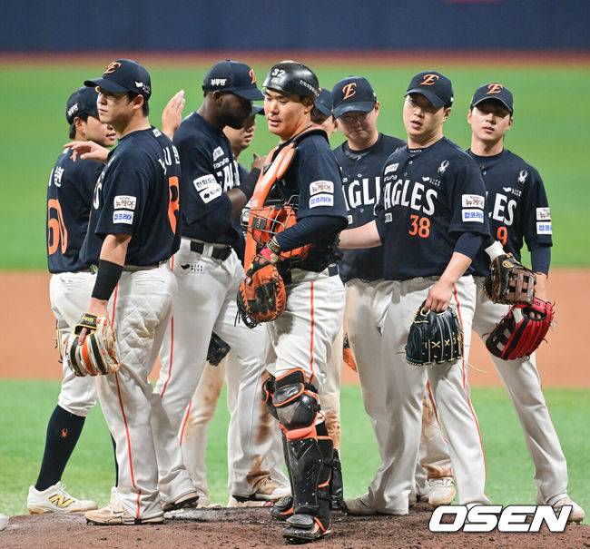 [OSEN=고척, 박준형 기자] 프로야구 한화 이글스가 파죽의 12연승을 질주했다.한화는 11일 서울 고척스카이돔에서 열린 ‘2025 신한은행 SOL Bank KBO리그’ 키움 히어로즈와의 경기에서 8-0 완승을 거뒀다. 이날 승리로 한화는 11연승에 성공했다. 1992년 5월 23일 청주 쌍방울 더블헤더 2차전 승리 이후 1만2041일 만에 12연승이다.&nbsp;경기종료 후 한화 선수들이 승리의 기쁨을 나누고 있다. 2025.05.11 / soul1014@osen.co.kr