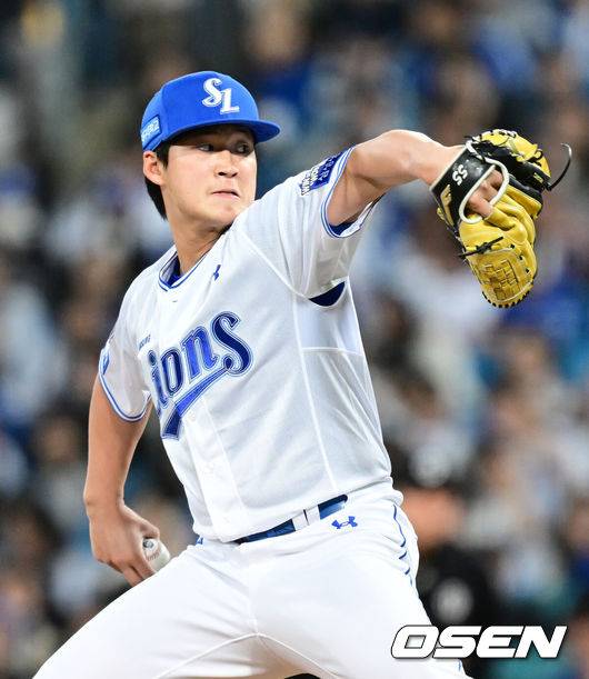 [OSEN=대구, 김성락 기자] 프로야구 삼성 라이온즈가 약속의 8회를 연출하며 짜릿한 승리를 가져왔다.삼성은 2일 대구삼성라이온즈파크에서 열린 두산 베어스와의 홈경기에서 외국인 타자 르윈 디아즈의 결승타로 6-2로 승리했다. 강민호는 개인 통산 2400경기 출장 기록을 세웠다. 역대 첫 번째. 반면 두산은 3연패의 늪에 빠졌다.7회초 2사 2루 삼성 이호성이 마운드에 올라 투구를 준비하고 있다.2025.05.02 / ksl0919@osen.co.kr