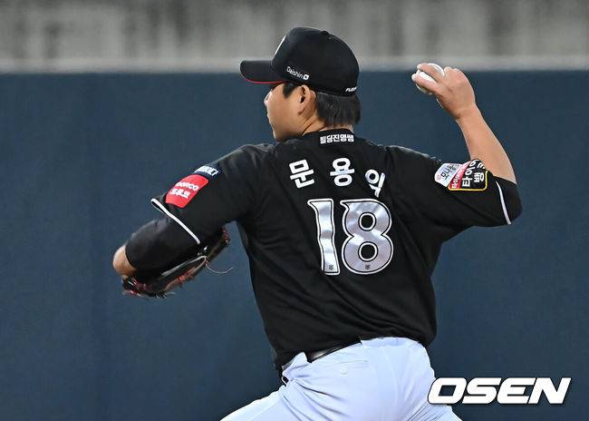 [OSEN=포항, 이석우 기자] 13일 포항야구장에서 2025 신한 SOL 뱅크 KBO 리그 삼성 라이온즈와 키움 히어로즈의 경기가 열렸다. 홈팀 삼성은 이승현이 선발로 출전하고, 방문팀 KT는 헤이수스가 선발로 출전했다.KT 위즈 문용익이 역투하고 있다. 2025.05.13 / foto0307@osen.co.kr