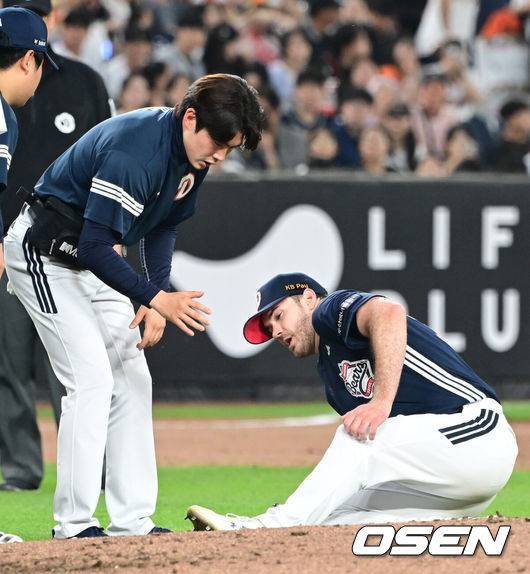 [OSEN=대전, 김성락 기자] 14일 대전 한화생명볼파크에서 ‘2025 신한 SOL Bank KBO리그’ 한화 이글스와 두산 베어스의 경기가 열렸다.이날 한화는 문동주, 두산은 잭로그를 선발로 내세웠다.4회말 1사 두산 선발 잭로그가 한화 문현빈의 강습타구에 발을 맞은 뒤 고통을 호소하고 있다. 2025.05.14 / ksl0919@osen.co.kr