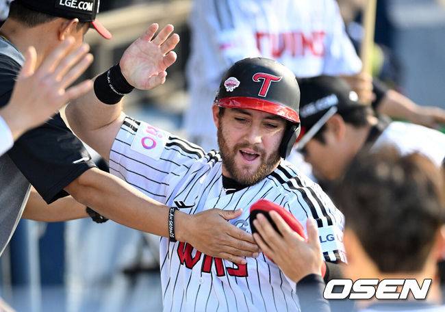 [OSEN=잠실, 이대선 기자] 14일 오후 서울 잠실야구장에서 2025 신한 SOL Bank KBO리그 LG 트윈스와 키움 히어로즈의 경기가 열렸다.LG는 송승기, 키움은 로젠버그를 선발 투수로 내세웠다.3회말 1사 2루에서 LG 문보경의 좌전 적시 2루타 때 홈을 밟은 2루주자 오스틴이 더그아웃에서 환호하고 있다. 2025.05.14 /sunday@osen.co.kr