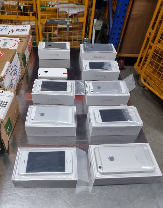 ▲중국에서 발송돼 '상표권 침해로 확인된 중고 아이폰'.ⓒ평택직할세관