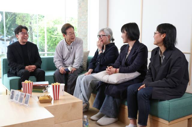 ▲더불어민주당 이재명 대선 후보가 '골목골목 경청투어:국토종주편'에 나선 7일 전북 전주시 완산구의 한 카페에서 열린 K-콘텐츠 산업 진흥 간담회에 참석하고 있다. 왼쪽부터 윤제균 감독, 이 후보, 김은숙 작가, 박해영 작가, 정주리 감독. ⓒ연합뉴스