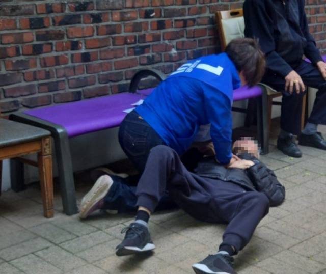 ▲노연우 동대문구 구의원이 선거 운동을 하던 중 골목에서 쓰러진 한 어르신에게 심폐소생술을 하고 있다. ⓒ서정배 동대문구 의용소장대장 제공