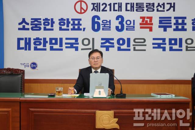 ▲투표율 제고 현안회의를 주재하고 있는 정현구 부군수 ⓒ무안군