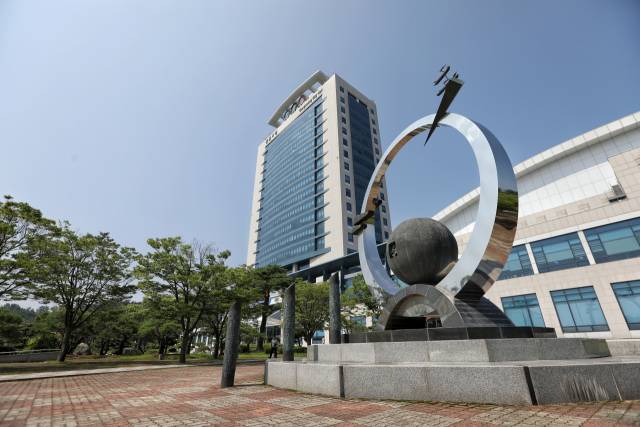 ▲강릉시는 본격적인 여름 휴가철 성수기를 앞두고 오는 6월 13일까지 관내 농어촌민박업소 500개소를 대상으로 ‘하절기 농어촌민박업소 안전점검’을 실시한다. ⓒ강릉시