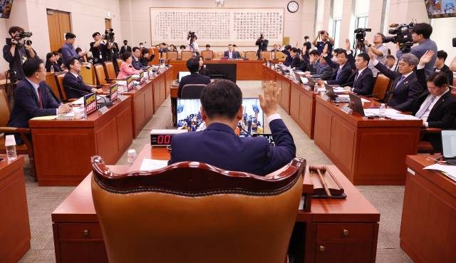 ▲14일 서울 여의도 국회에서 열린 법원조직법·공직선거법·헌법재판소 등을 심사하는 법제사법위원회 전체회의에서 공직선거법 일부개정법률안을 거수 표결하고 있다. ⓒ연합뉴스