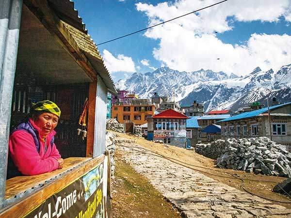 컁진곰파의 잡화점 주인이 트레커들을 구경하고 있다. 가게 안에는 울장갑과 모자 등 로컬 제품들이 즐비했다.