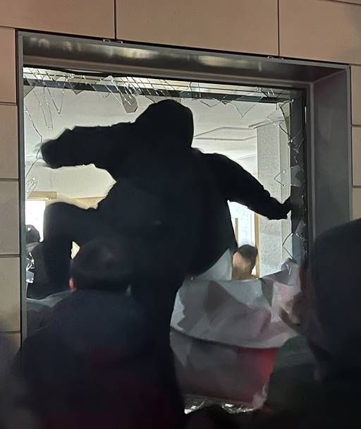 지난 19일 새벽 윤석열 대통령에 대한 구속영장이 발부되자 서울 서부지법에 지지자들이 진입해 난동을 부리고 있다. 뉴스1