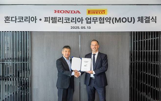 (좌)혼다코리아 미즈노 코이치 전무, (우)피렐리코리아 안드레아 이옵 대표. 사진=혼다코리아 제공