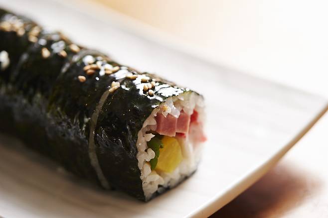 김밥 한 줄 평균 가격이 3600원을 넘어섰다. 점심값 상승세가 이어지는 가운데 대표 서민 음식도 더는 예외가 아니다. 게티이미지뱅크