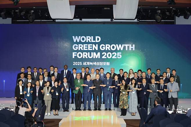 14일 포항 라한호텔에서 열린 '2025 세계녹색성장포럼(WGGF)' 개막식에서 참석자들이 기념촬영을 하고 있다.