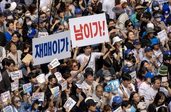이재명 더불어민주당 대선 후보가 13일 대구 동성로를 찾아 유세하는 가운데 지지자들이 ‘재매이가 남이가’(재명이가 남인가)라고 적힌 손팻말을 들고 응원하고 있다. 대구 홍윤기 기자