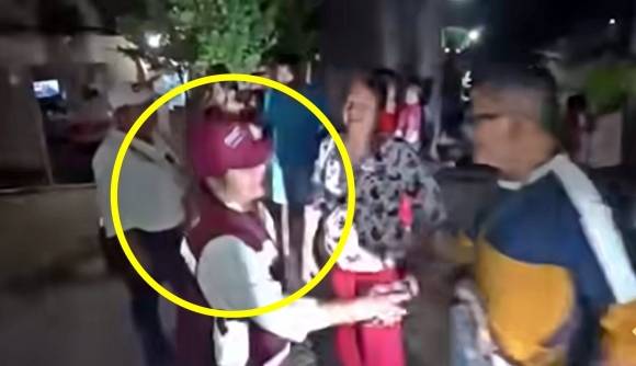 11일(현지시간) 멕시코 동부의 베라크루스주에서 텍시스테펙시 시장 선거에 출마한 집권당 국가재생운동(MORENA·모레나) 소속 예세니아 라라 구티에레스 후보가 거리 유세 중 무장 괴한들의 총에 맞아 사망했다. 사진은 피격 순간 지지자와 악수하는 구티에레스 후보. 2025.5.11 페이스북