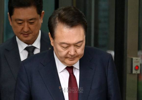 윤석열 전 대통령 3차 공판 종료 - 12·3 비상계엄 사태와 관련해 내란 우두머리 혐의 등으로 기소된 윤석열 전 대통령이 12일 서울 서초구 서울중앙지방법원에서 열린 3차 공판을 마친 뒤 법원을 나서고 있다. 2025.05.12 사진공동취재단