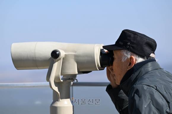 북한이 오는 20일 대한민국과 미국을 제외한 국가들에 관광 허용을 재개한 가운데, 17일 경기 김포시 애기봉평화생태공원 전망대에서 관람객들이 북한 땅을 살펴보고 있다. 2025.2.17 홍윤기 기자