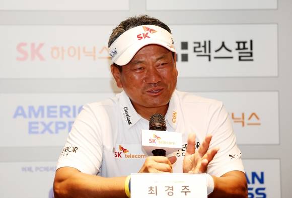 최경주가  14일 제주 서귀포 핀크스 골프클럽에서 열린 KPGA SK텔레콤 오픈 2025(총상금 13억원) 기자회견에서 “디펜딩 챔피언이라 설레고 긴장되고 부담되고 한 샷 한 샷 할 때 마다 느낌도 다르다”라고 말하고 있다. KPGA 제공