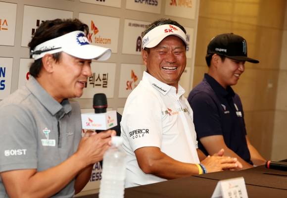 박상현이 14일 제주 서귀포 핀크스 골프클럽에서 열린 KPGA SK텔레콤 오픈 2025(총상금 13억원) 기자회견에서 지난해 연장전 상황에 대해 설명하자 최경주가 파안대소 하고 있다. KPGA 제공