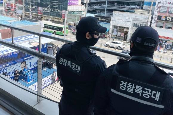 경비 삼엄한 이재명 후보 유세장 - 더불어민주당 이재명 대선 후보의 대구·경북(TK) 지역 유세가 열린 13일 경북 구미시 구미역광장에서 경찰특공대원들이 경호·경비 활동을 하고 있다. 연합뉴스