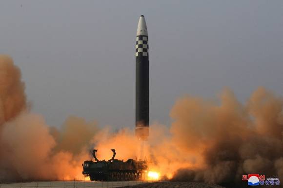 2022년 3월 24일 북한이 공개한 신형 대륙간탄도미사일(ICBM). 로이터 연합뉴스