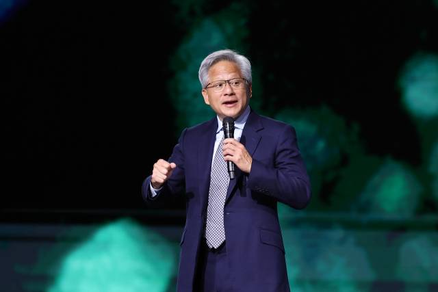젠슨 황 엔비디아 최고경영자가 13일(현지 시간) 사우디아라비아 수도 리야드에서 열린 투자포럼에서 발표하고 있다. APA연합뉴스