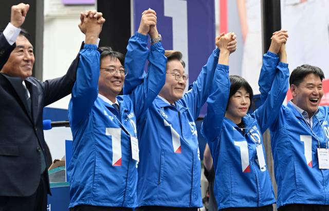 이재명 더불어민주당 대선 후보가 13일 대구 중구 동성로에서 유권자들에게 지지를 호소하고 있다. 대구=오승현 기자