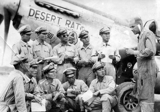 1950년 6·25전쟁 당시 일본 이다츠케(板付)의 미군 기지로 급파된 공군 조종사들이 비행훈련 교육을 받고 있는 모습. 사진 제공=국방일보