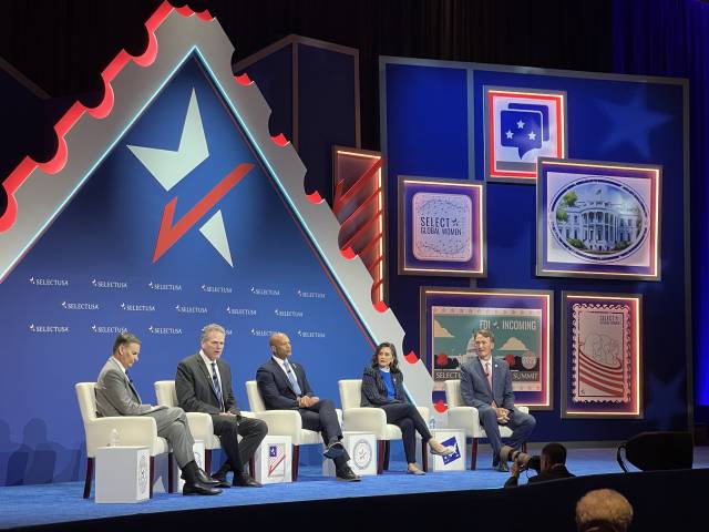 12일(현지 시간) 미국 메릴랜드주 내셔널하버에서 열린 ‘2025 셀렉트 USA 투자 서밋’에서 제이 티먼스(왼쪽부터) 미 제조업협회(NAM) 회장과 마이크 던리비(알래스카), 웨스 무어(메릴랜드), 그레첸 취트머(미시간), 글렌 영킨(버지니아) 주지사가 토론을 하고 있다.