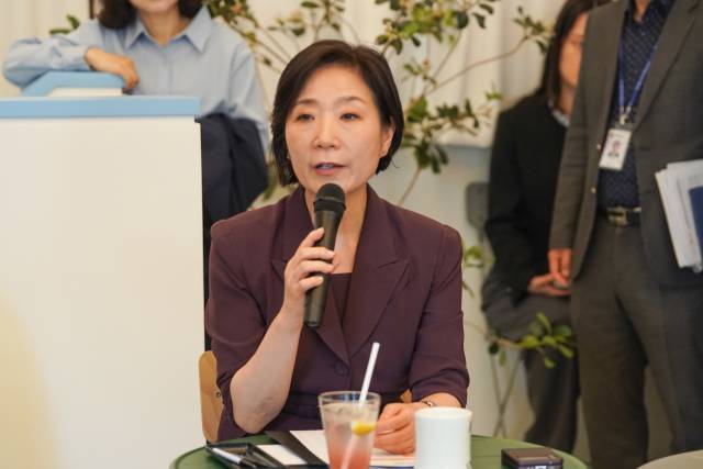 오영주 중소벤처기업부 장관이 21일 전북 전주 워커비에서 글로컬 상권 프로젝트 참여 소상공인들과 간담회를 열고 상권 창출 사례 등을 논의하고 있다. 사진 제공=중소벤처기업부