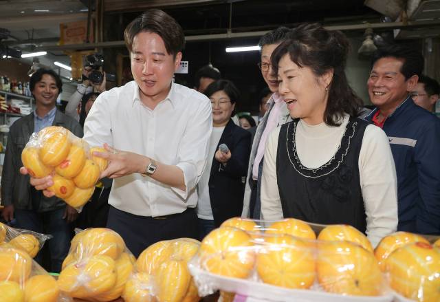 이준석 개혁신당 대선후보가 13일 대구 칠성시장에서 참외를 살펴보고 있다. 연합뉴스