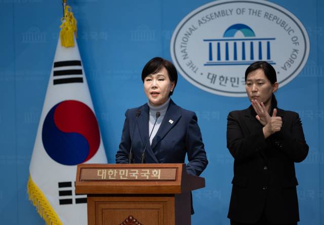 전현희 더불어민주당 의원이 지난 3월 12일 서울 여의도 국회 소통관에서 기자회견을 열고 이재명 더불어민주당 당시 대표에 대한 '제2의 테러' 음모 규탄 발언을 하고 있다. 뉴스1