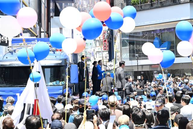 이재명 더불어민주당 대선 후보가 14일 부산 부산진구 서면거리에서 유권자들에게 지지를 호소하고 있는 가운데 지지자들이 파란풍선과 거울을 들고 있다. 부산=오승현 기자 2025.05.14