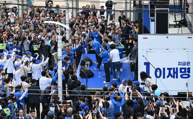 유권자들이 14일 경남 창원 성산구 상남분수광장에서 이재명 더불어민주당 대선 후보의 유세를 지켜보고 있다. 창원=오승현 기자