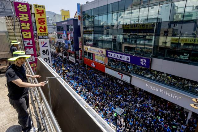 경찰이 14일 이재명 더불어민주당 대선 후보가 유세 중인 부산 부산진구 서면거리에서 건물 옥상에 올라 경계근무를 서고 있다. 부산=오승현 기자