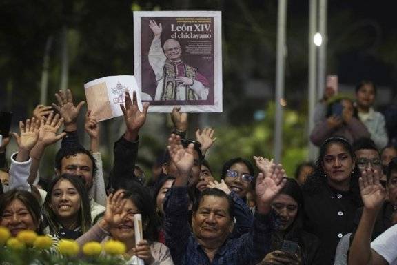 5월 10일(현지 시간) 페루 치클라요에서 열린 교황 레오 14세를 기리는 미사에서 교황이 새로 선출된 것을 신자들이 축하하고 있다. AP/뉴시스